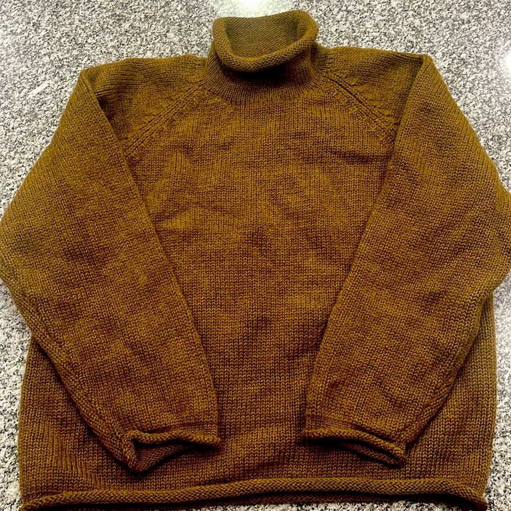 Stunning olive green color J.Crew sweater %100 wool ✔️ medium amazing quality
